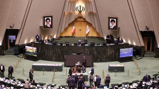 بیش از ۱۰۰ نماینده علیه بازگشت همتی به بانک مرکزی: این انتصاب بی‌معنی است