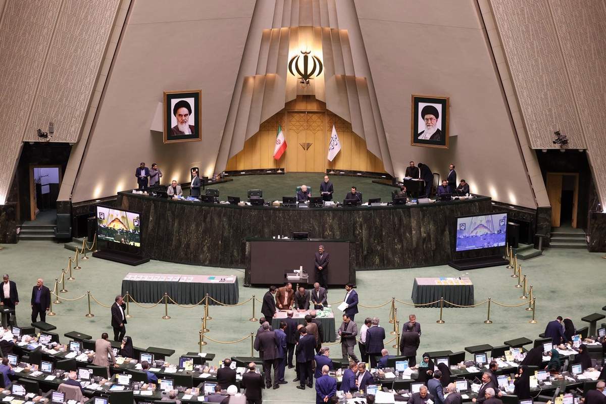 بیش از ۱۰۰ نماینده علیه بازگشت همتی به بانک مرکزی: این انتصاب بی‌معنی است