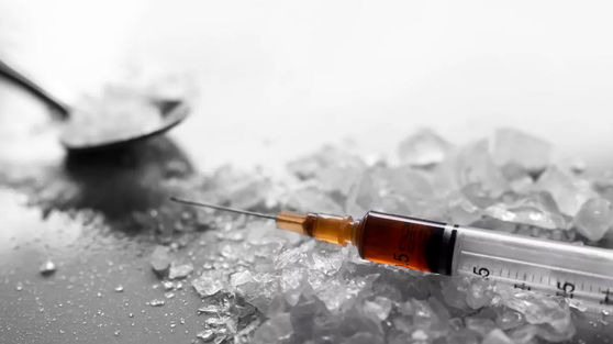 جاساز عجیب شیشه در وانیل / ۱۲ کیلو مواد مخدر در فرودگاه امام خمینی (ره) کشف شد